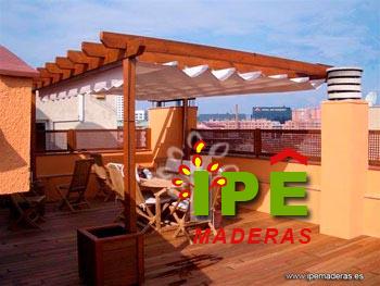 Pérgola de madera en ático