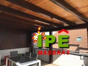 porche de madera con dos tonalidades