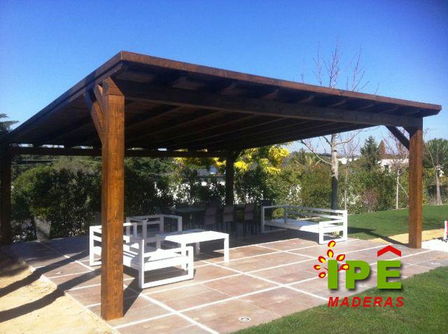 porche de madera instalado por IPE maderas porche hecho a medida en madera